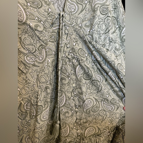 ASOS x Violet Romance Plus midaxi dress with ruffle sleeves in paisley print - Picture 4 of 6